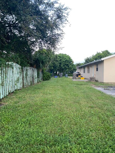 Building Photo - 1536 Barbarie Ln
