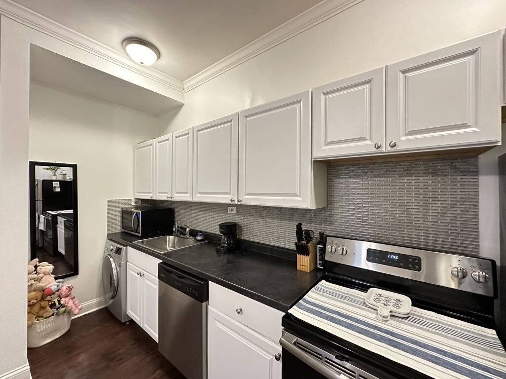 Building Photo - 3345 N Marshfield Ave