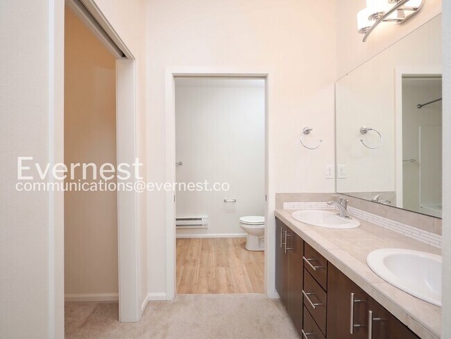 Building Photo - 2 Bed/2 Bath Condo with Garage / Vouchers Accepted / Available Now!