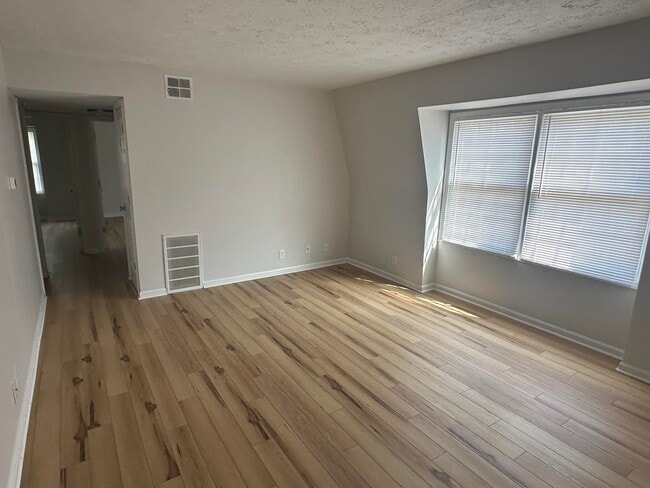 Building Photo - 904 Plaza Dr