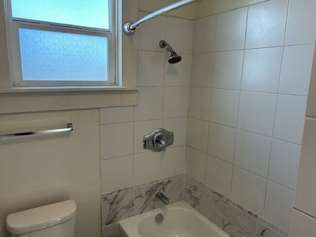 Building Photo - Spacious Remodeled Victorian Unit