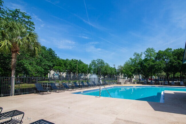 Building Photo - 13703 Richmond Park Dr N