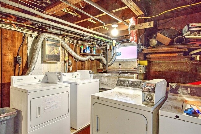 Building Photo - 137 Hunts Ave