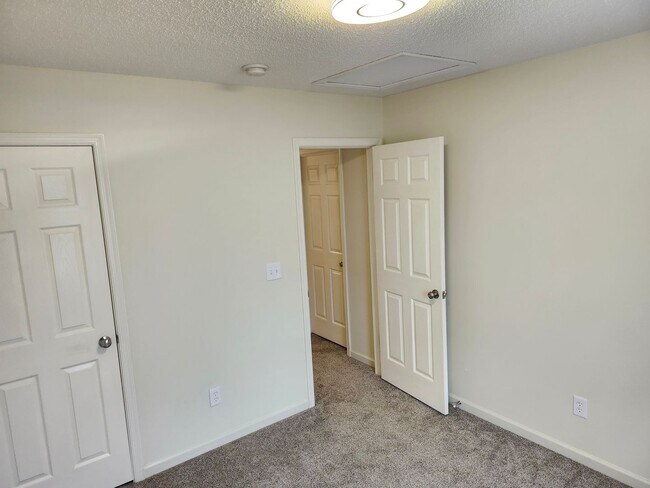 Building Photo - Harrisonburg Townhouse Available for Rent, Spacious 3 BR, 2.5 Baths