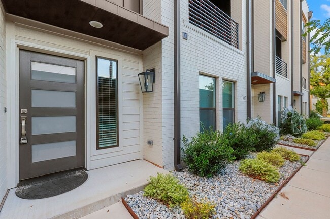 Building Photo - Stunning 3 Bedroom 3.5 Bathroom Townhome i...