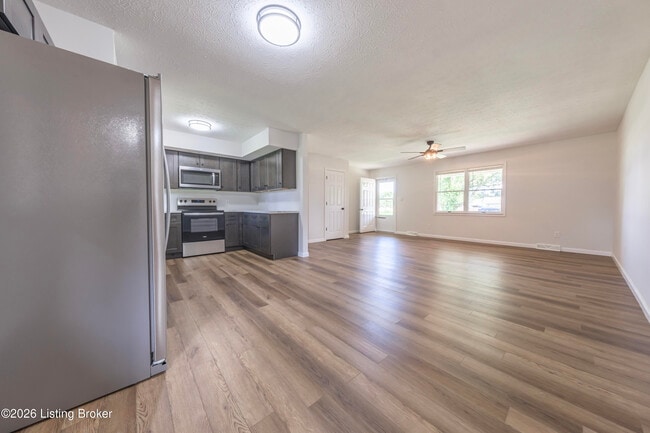 Building Photo - 309 E 6th St