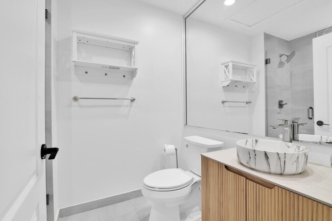 Building Photo - 8608 Vía Giula