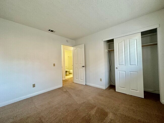 Building Photo - Charming 2 bedroom 2 bathroom home located in south Sacramento!
