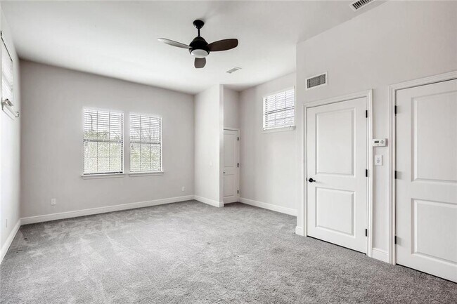 Building Photo - 11401 Oak Knoll Dr