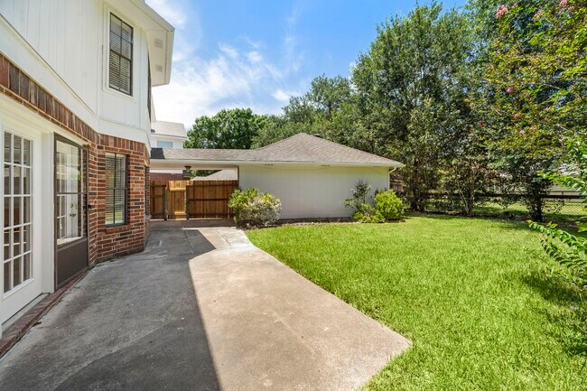 Building Photo - 2406 Parkwood Ln
