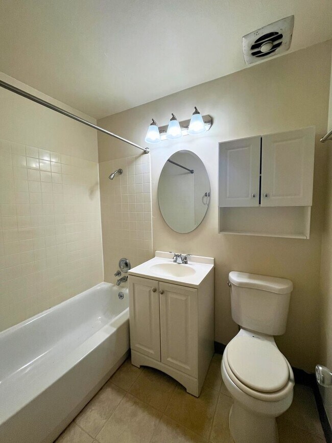Building Photo - (WLO) Remodeled 2 Bed/1 Bath close to campus