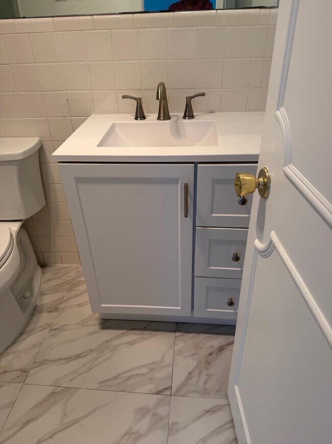 Building Photo - 1100 Pine Dr