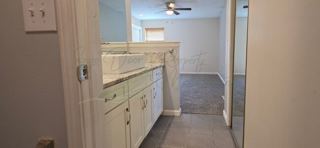 Building Photo - 13944 S Raintree Dr