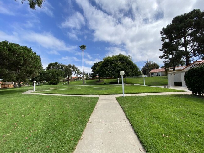 Building Photo - 2+bd/1ba Single Story Duplex Minutes Drive...