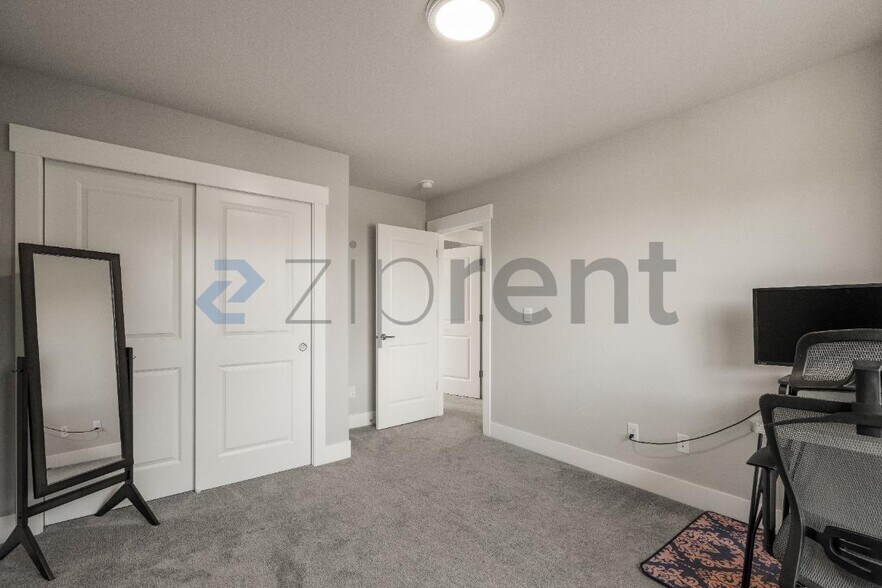 Building Photo - Unit A