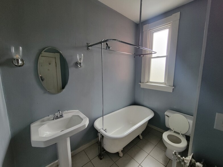 Building Photo - 416 6th Ave