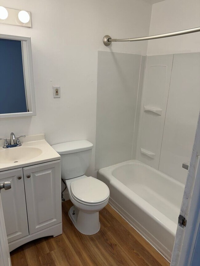Building Photo - One bedroom