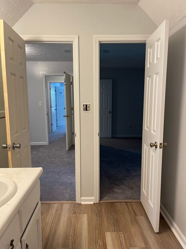 Building Photo - Westwood Hills! 3 BR 2 1/2 Bath home off M...
