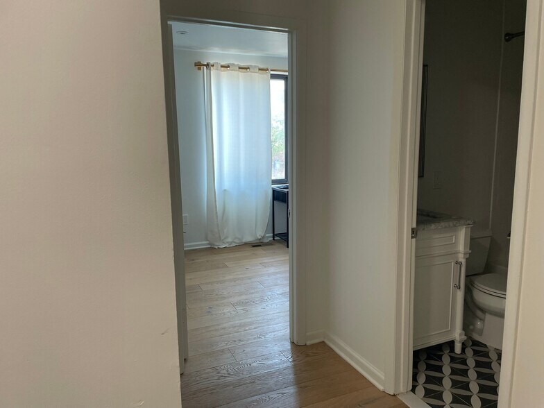 Building Photo - 1321 I St NE