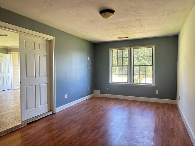 Building Photo - 604 Old Manor Rd NW