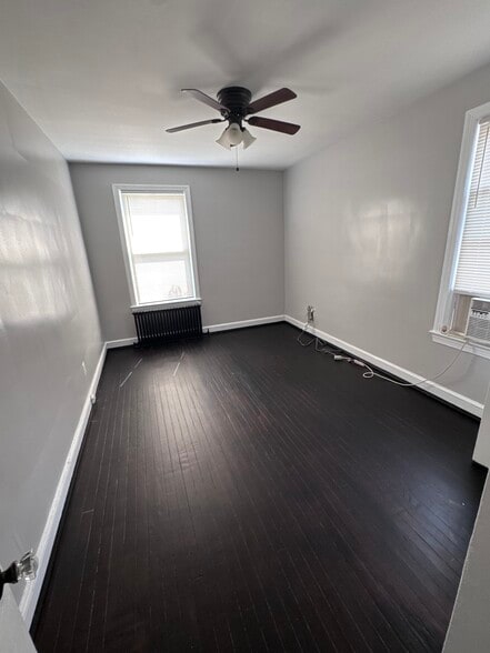 Building Photo - 319 Parkland Pl SE