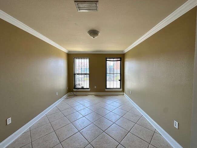 Building Photo - Lovely 4 Bedroom Home