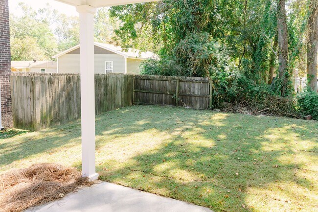 Building Photo - 3BD/2.5BA TOWNHOUSE-Walking Distance to Avondale, Greenway and Short Drive to Downtown Charleston...