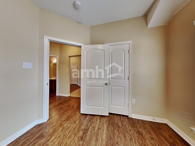 Building Photo - 213 Rawhide St