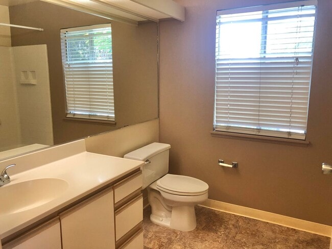 Building Photo - Northpointe - 2 bedroom, 2 bath, 2 pkg  up...