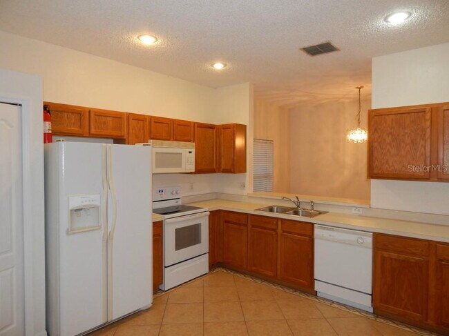 Building Photo - **Charming 4BR/2BA Pond-View Home with Boat Ramp Access – East Orlando **