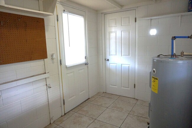 Building Photo - Modest 3 Br/1.5 Bath in Established Neighborhood