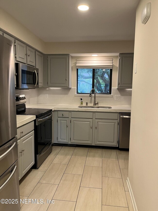 Building Photo - 1809 Kings Way