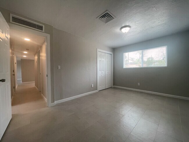 Building Photo - 2330 N Los Altos Ave