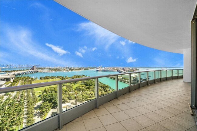 Building Photo - 900 Biscayne Blvd