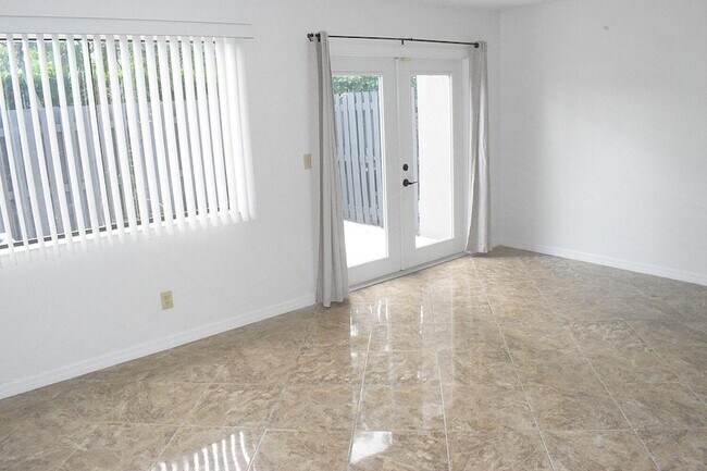 Building Photo - 905 Riverside Dr