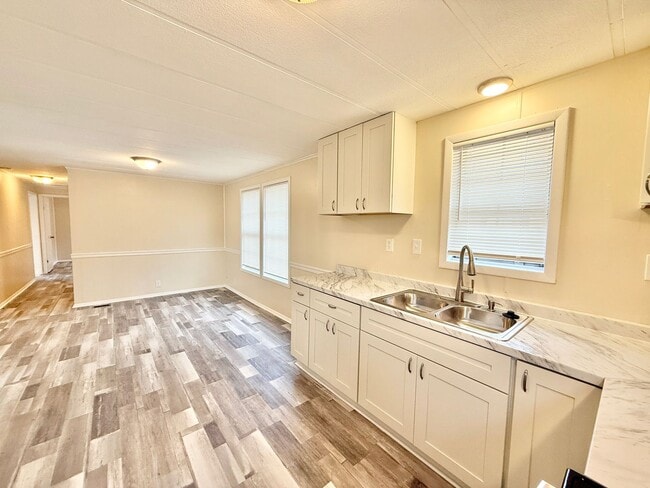 Building Photo - **3bed House-RENT READY- Minutes from the Dam Neck Base, Naval Station Oceana & Ocean Front**