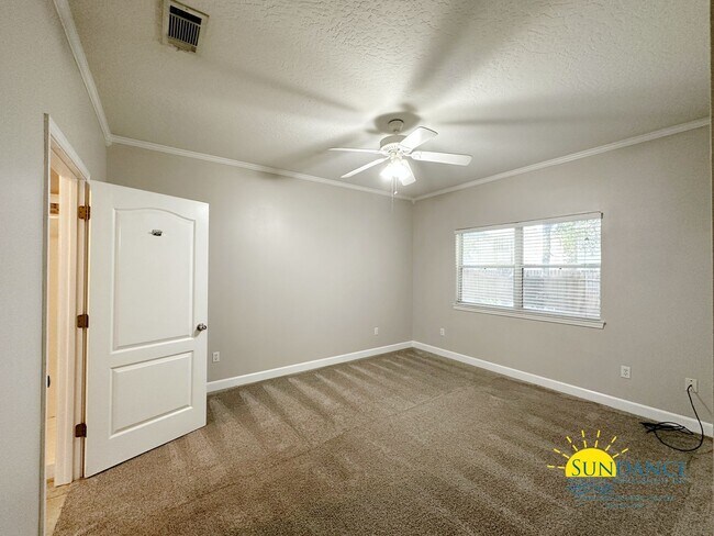 Building Photo - Beautiful 3 Bedroom Townhouse Near Both Mi...