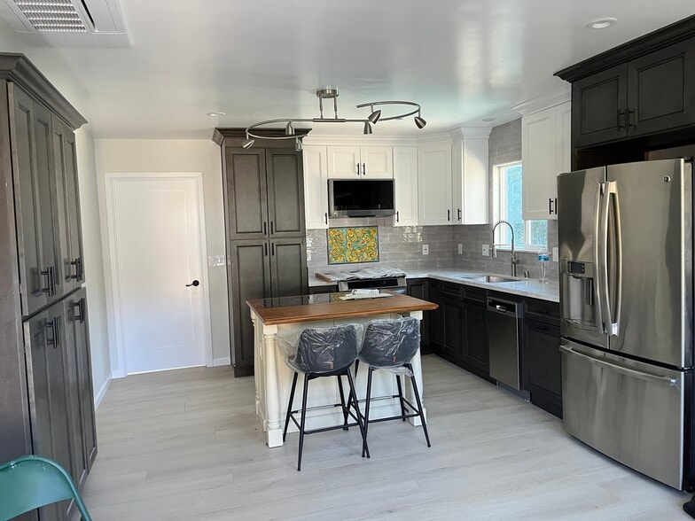Fully Equipped Kitchen - 3231 Magnolia Ave
