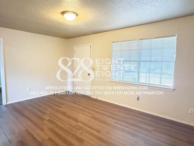 Building Photo - AVAILABLE NOW! 3 Bedroom/1 Bath Single Fam...