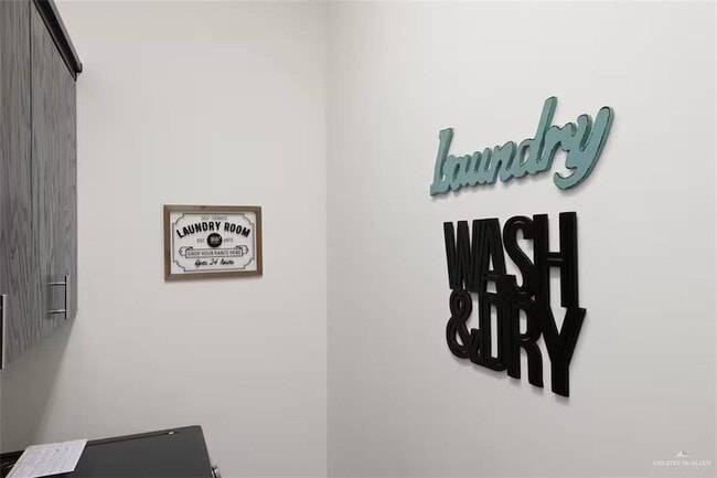 Building Photo - 809 S 5th St