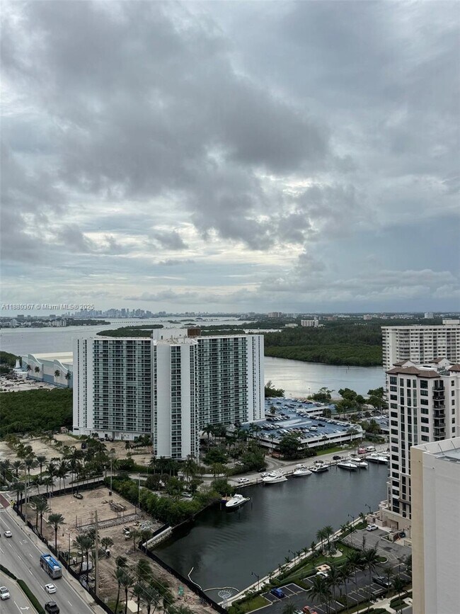 Building Photo - 16001 Collins Ave