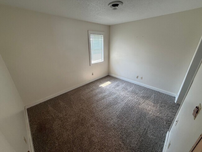 Building Photo - 1046 S Lake Dr