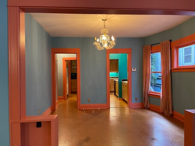 Building Photo - 409 SE 15th Ave