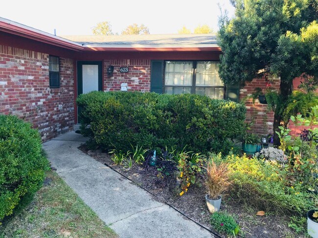Building Photo - 623 Spencer Dr