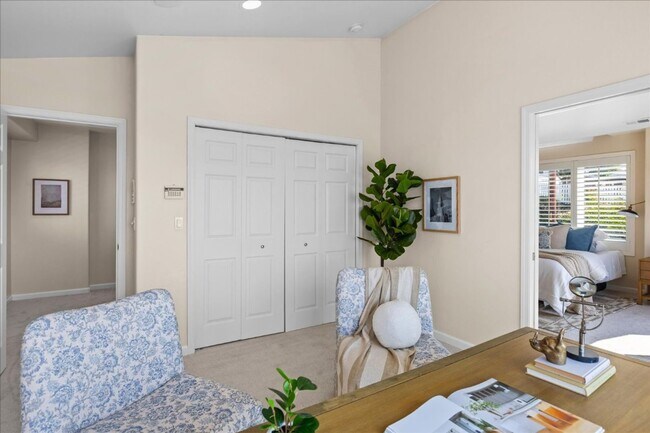 Building Photo - 5Bd/3.5Ba Shoreline House
