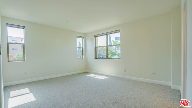 Building Photo - 5037 Rosewood Ave