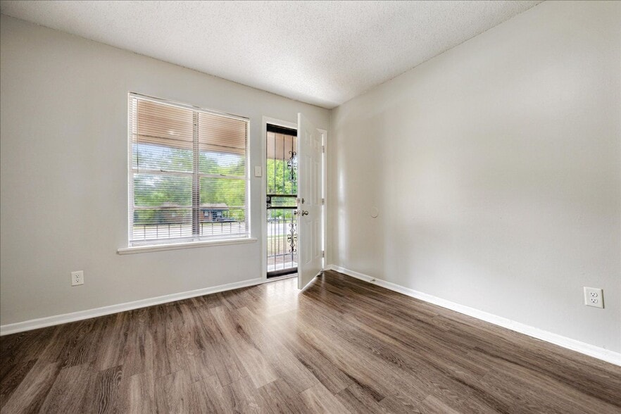 Primary Photo - Holmes Pointe