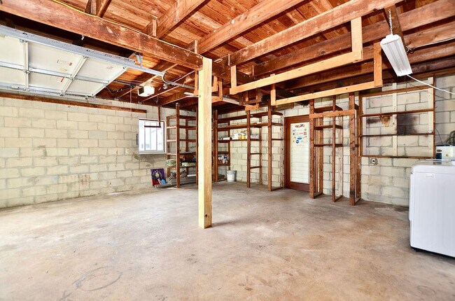 Building Photo - 505 Coconut Ave E