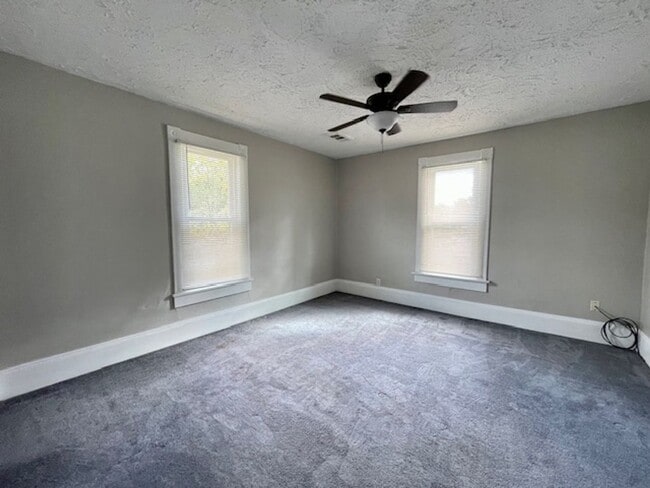 Building Photo - CONVENIENT 1 Bedroom Available!