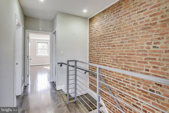 Building Photo - 317 Todd Pl NE